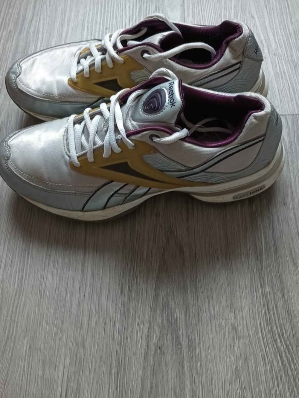 Reebok Women's Silver and Gold Athletic Sneakers Size 6